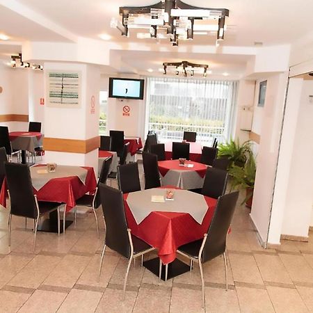 Plus Hotel Craiova Buitenkant foto