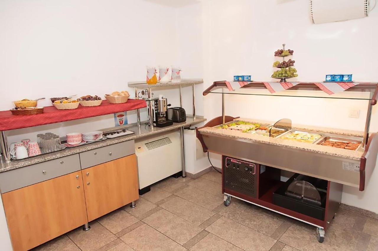 Plus Hotel Craiova Buitenkant foto