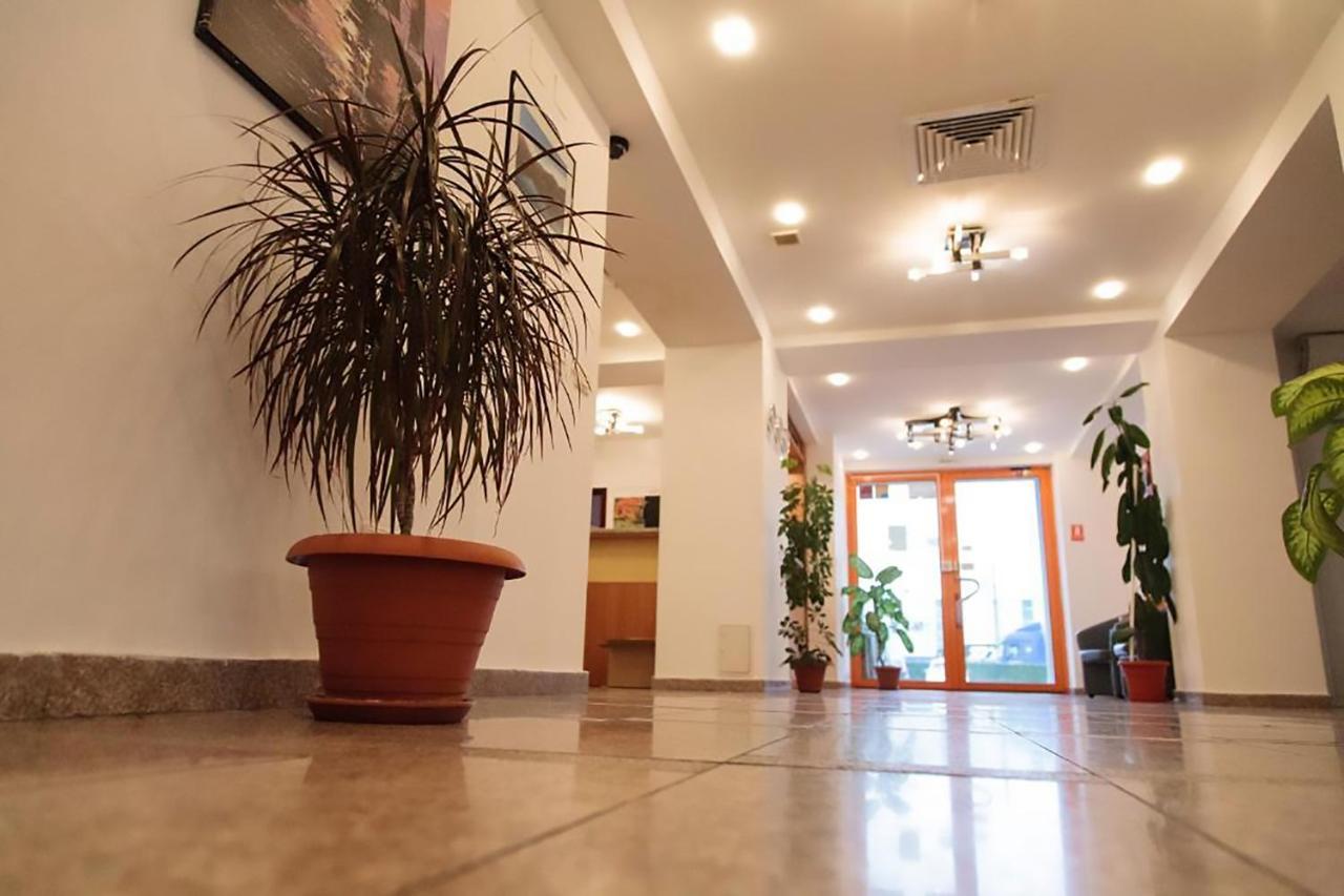 Plus Hotel Craiova Buitenkant foto