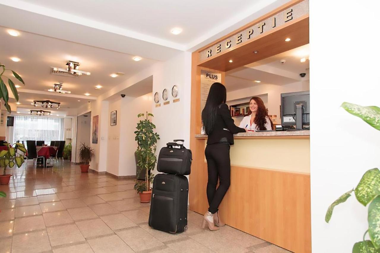 Plus Hotel Craiova Buitenkant foto