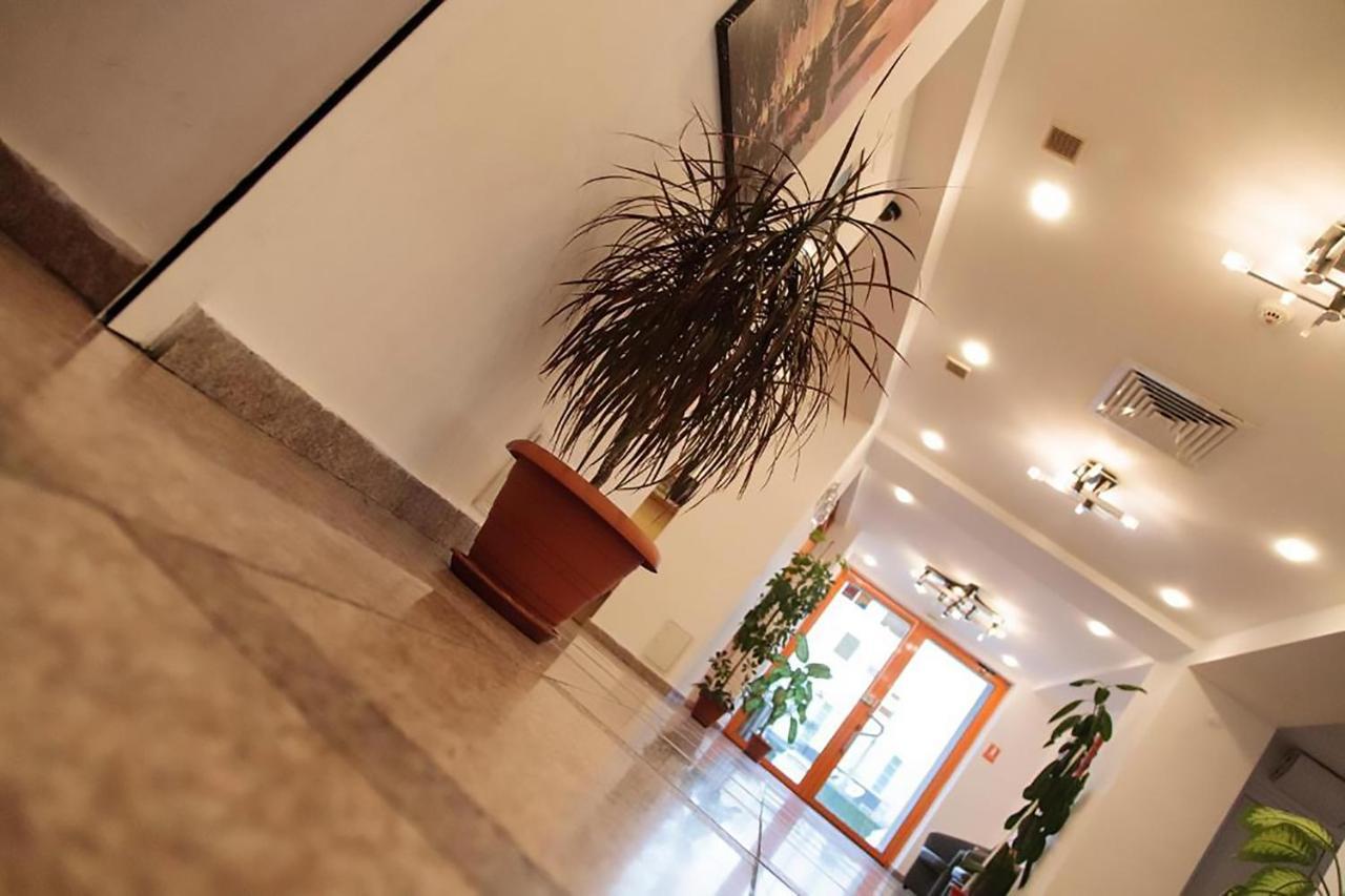 Plus Hotel Craiova Buitenkant foto