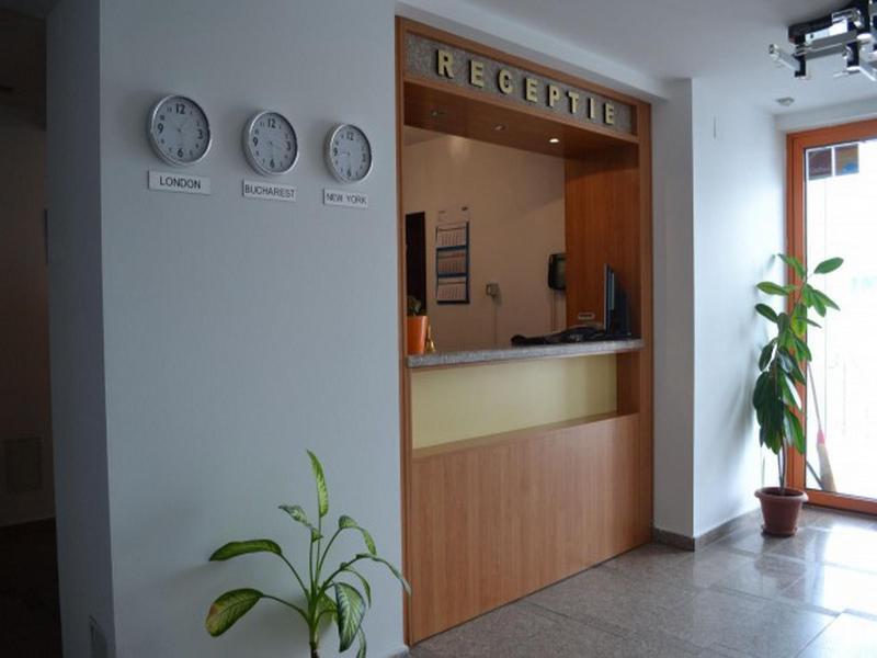 Plus Hotel Craiova Buitenkant foto