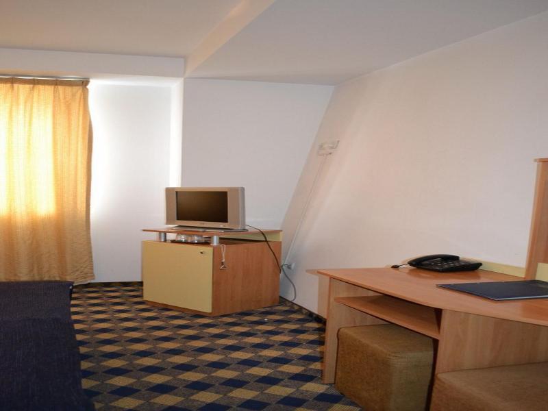 Plus Hotel Craiova Buitenkant foto