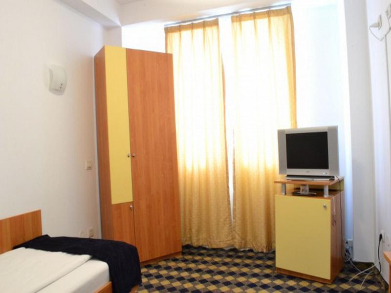 Plus Hotel Craiova Buitenkant foto