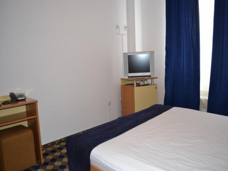Plus Hotel Craiova Buitenkant foto