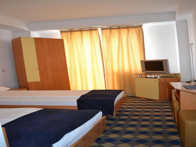 Plus Hotel Craiova Buitenkant foto
