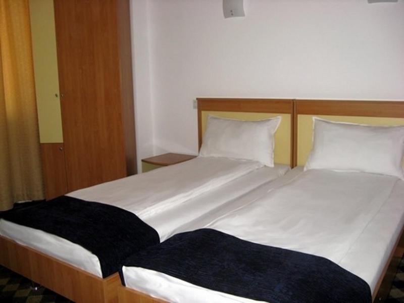 Plus Hotel Craiova Buitenkant foto