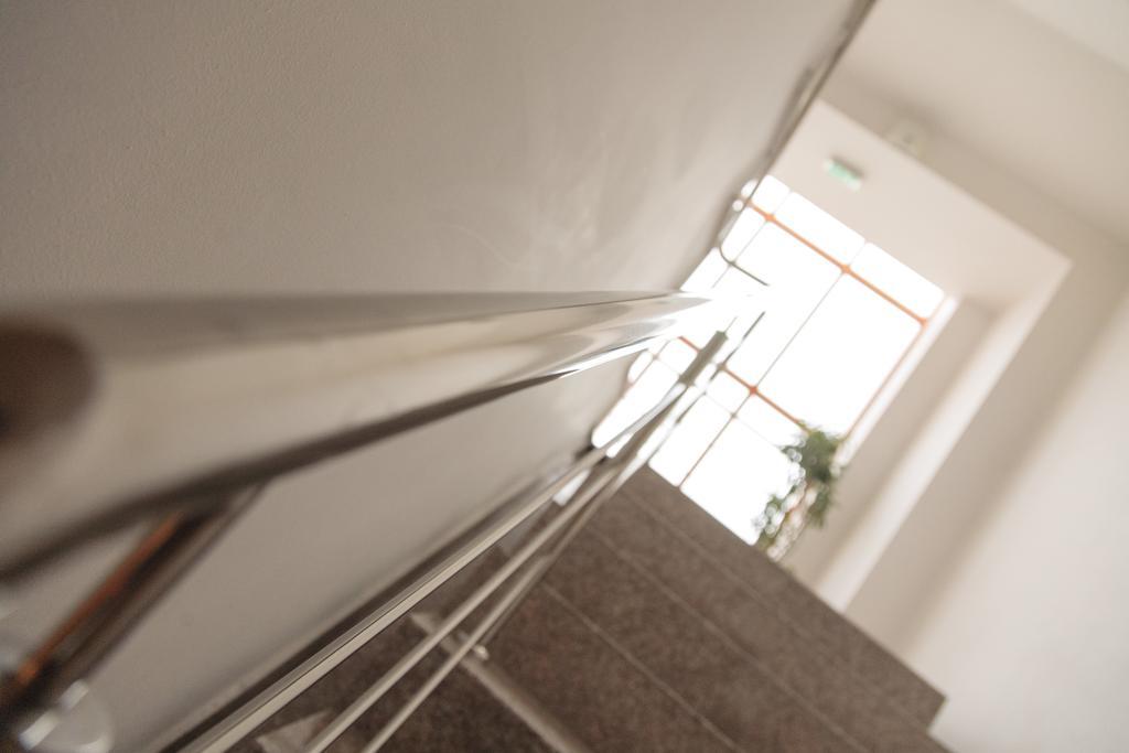 Plus Hotel Craiova Buitenkant foto