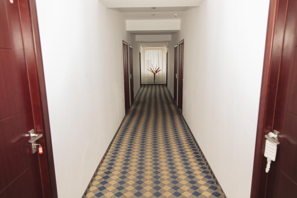 Plus Hotel Craiova Buitenkant foto