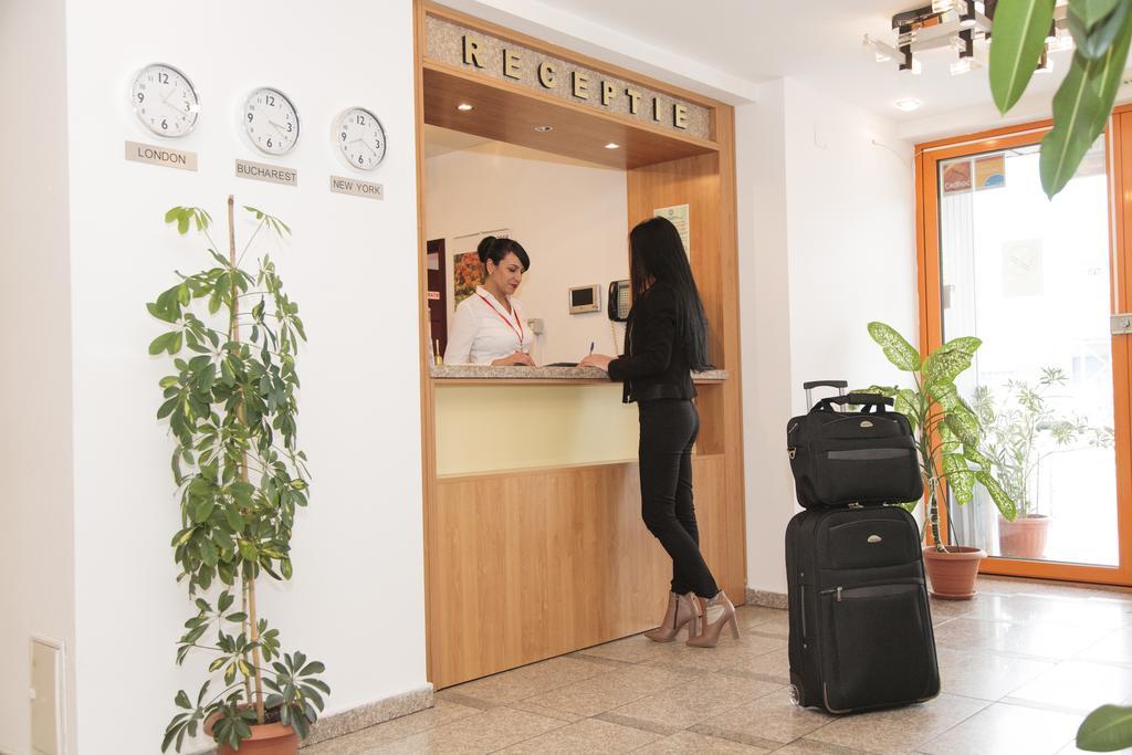 Plus Hotel Craiova Buitenkant foto