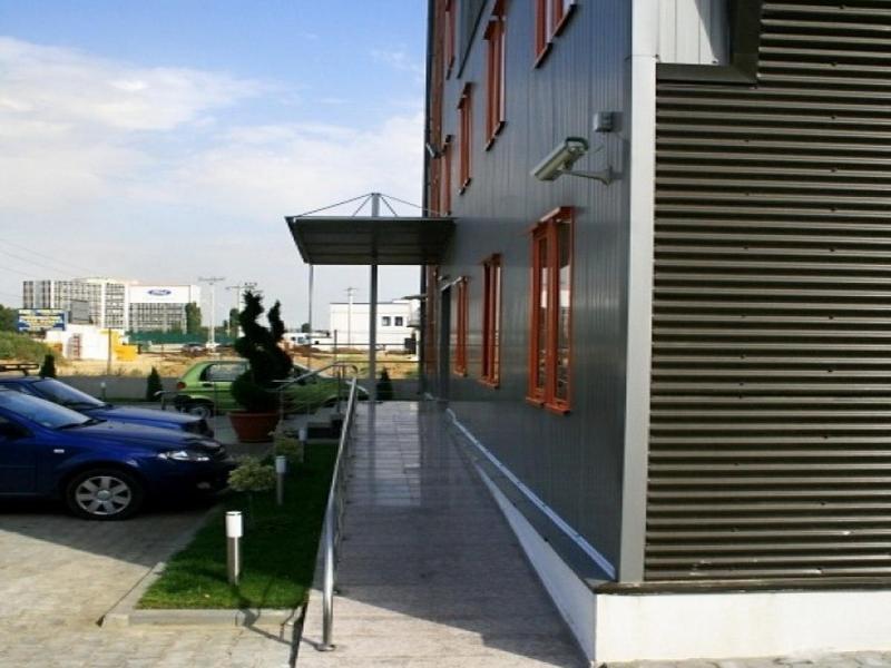 Plus Hotel Craiova Buitenkant foto