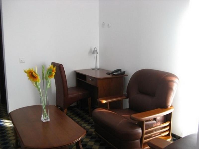 Plus Hotel Craiova Buitenkant foto