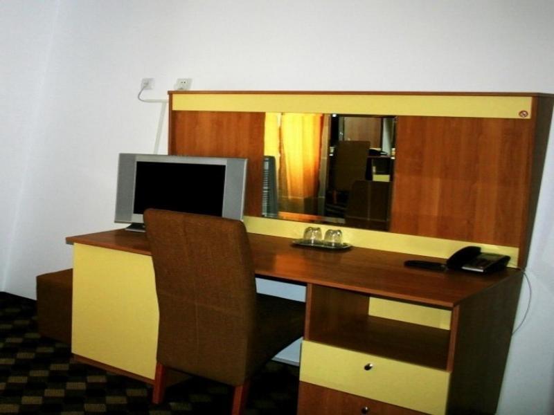 Plus Hotel Craiova Buitenkant foto